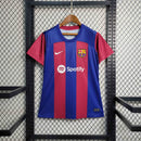 CAMISA FEMININA DO BARCELONA 25/26 ROXO E VERMELHO